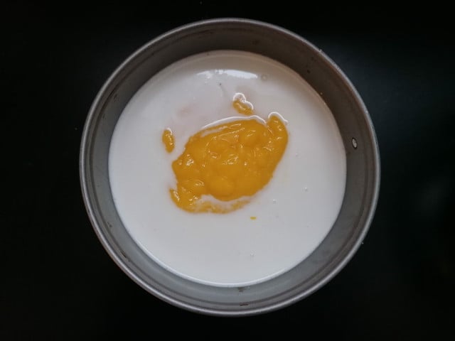 Gib das Mango-Püree in die Mitte.