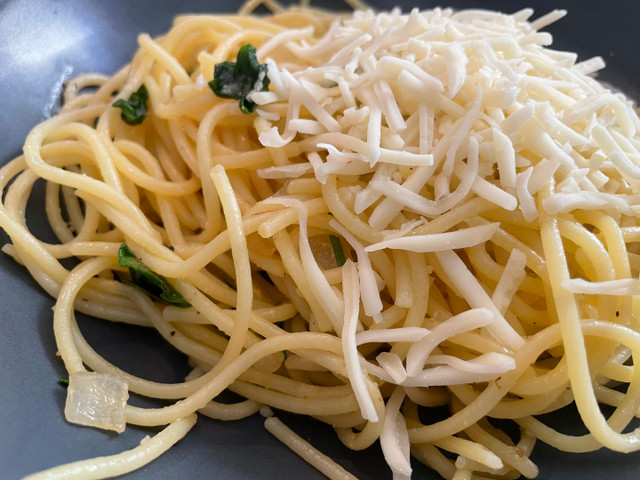 Mit (veganem) Käse schmecken die Bärlauch-Spaghetti besonders aromatisch.