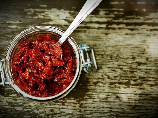 Für den Tomaten-Aufstrich brauchst du getrocknete Tomaten.