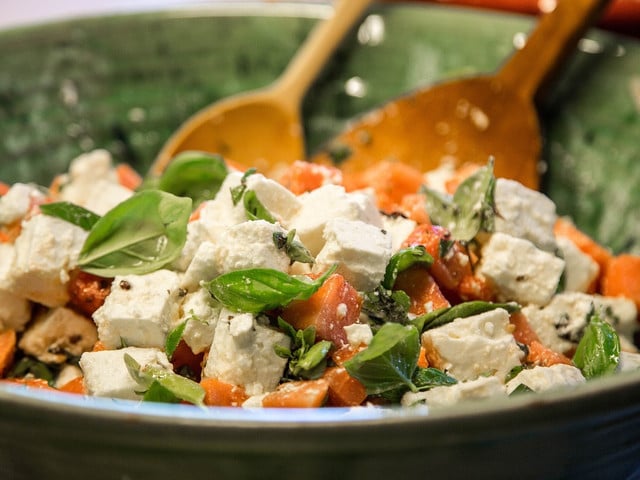 Veganer Feta-Käse sieht dem tierischen Original verblüffend ähnlich.