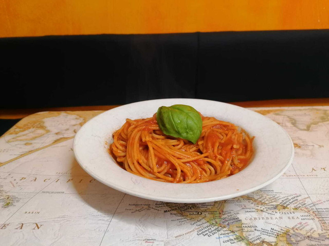 Frisches Basilikum schmeckt nicht nur gut zu Spaghetti all'Assassina, sondern sieht auch toll aus.