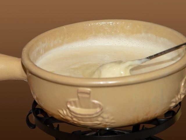 Veganes Käsefondue ist würzig und lecker.