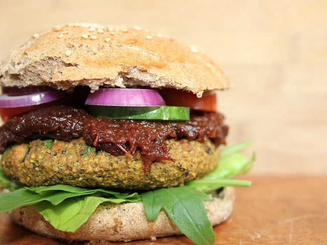 Die Burger-Brötchen ohne Hefe schmecken mit verschiedenen Patties und auch vegan köstlich.