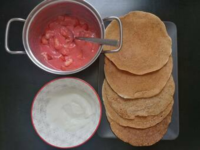 Wie das herzhafte Original besteht auch die Erdbeerlasagne aus zwei Saucen und Teigschichten.