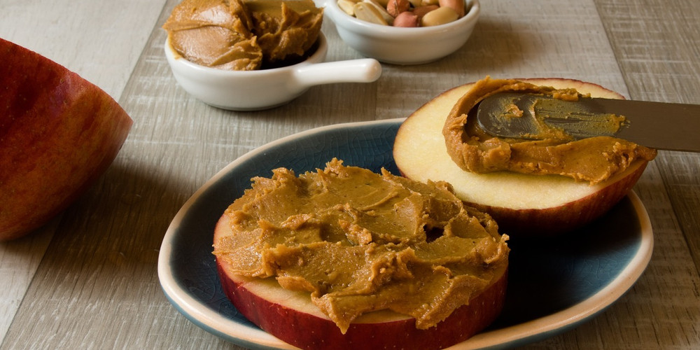 Apfel mit Erdnussbutter: Super schnelles Snackrezept