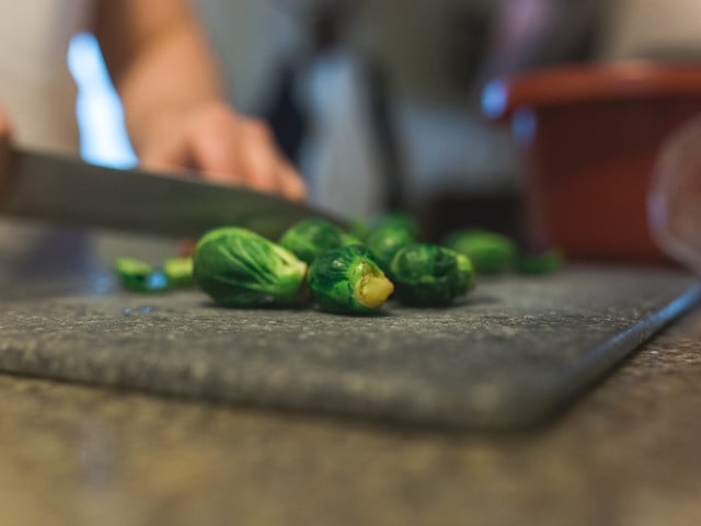 Gochujang-Rosenkohl ist eine koreanische Variante des klassischen Ofenrosenkohls.