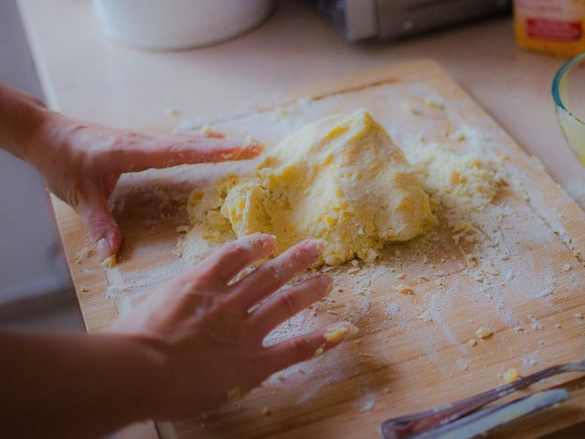 Vegetarische Spargel-Quiche: Die Zubereitung Um den Mürbeteig für die Spargel-Quiche zuzubereiten, benötigst du keine Küchenmaschine.