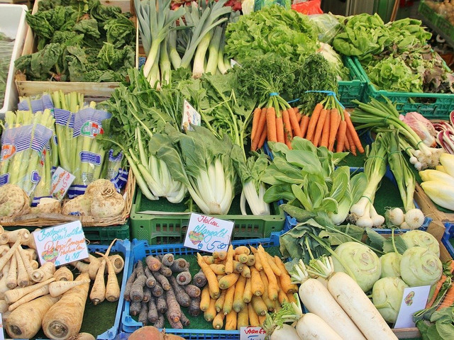 Für den Gemüsekuchen findest du auf dem Bauernmarkt eine Vielfalt an heimischen Gemüsesorten.