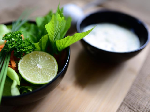 Den Hummus kannst du beliebig mit Kräutern und Gewürzen verfeinern.