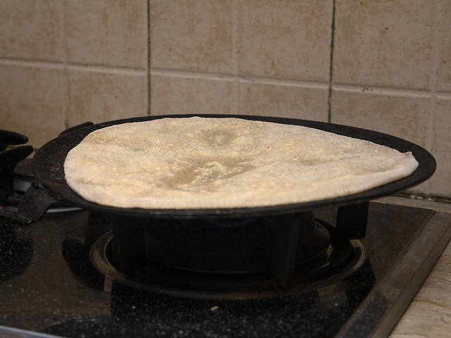 Papadam ist ein typisch indisches Brot das in der Pfanne frittiert wird.