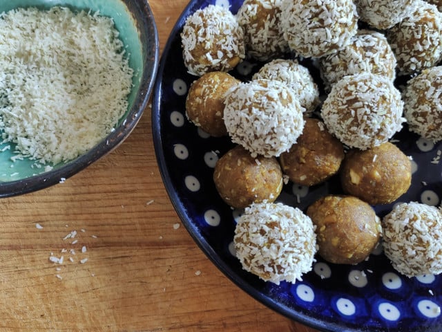 Mit frischem Ingwer und Zitronenschale schmecken die Bällchen besonders aromatisch.