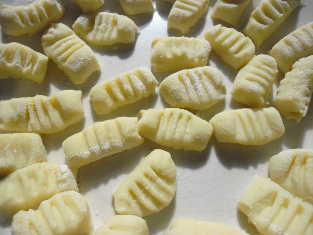 Der Hauptbestandteil des Gnocchi-Spinat-Auflauf sind die beliebten italienischen Kartoffelklößchen.