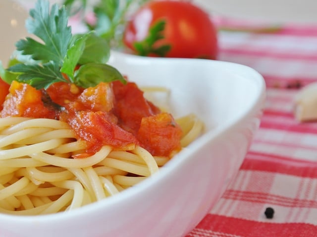 Spaghetti al Pomodoro mit frischen Tomaten