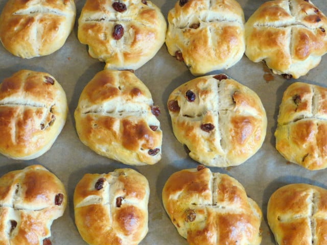 Hot Cross Buns: Das Rezept Hot Cross Buns erkennst du am Kreuz an der Oberfläche des Gebäcks.