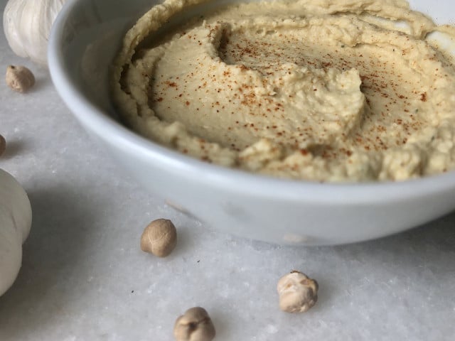 Pastinaken-Hummus besteht aus winterlichem Gemüse und aromatischen Gewürzen.