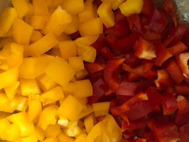 Schneide das Gemüse klein.