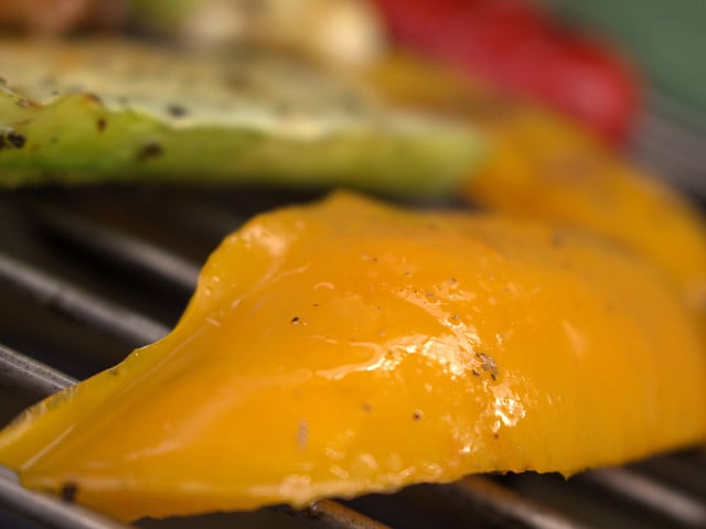 Paprika-Hummus zubereiten: So geht’s Gegrillte Paprika verleiht dem Hummus ein mediterranes Aroma.