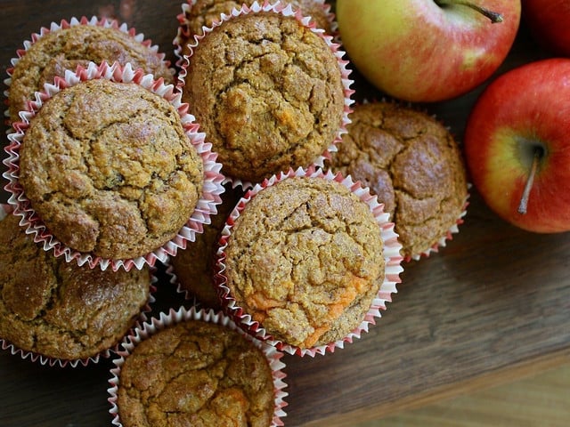 Mit Clean Baking kannst du Muffins, Kuchen und andere Backwaren gesund zubereiten.