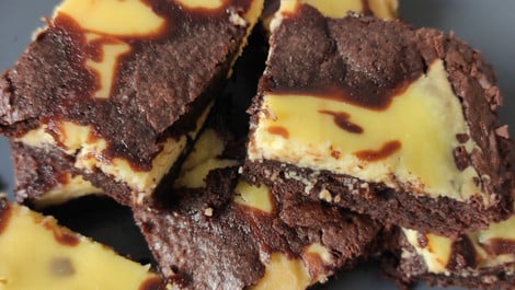 Cheesecake Brownies: Rezept ganz ohne Milchprodukte