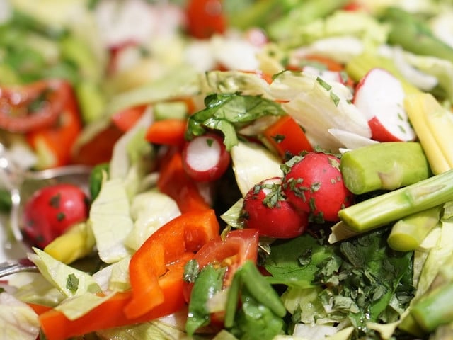 Der Spargel-Rhabarber-Salat überzeugt mit seinem einzigartigen Geschmack.