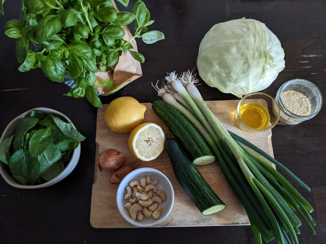 Die Zutaten für den Green Goddess Salad solltest du möglichst in Bio-Qualität kaufen.