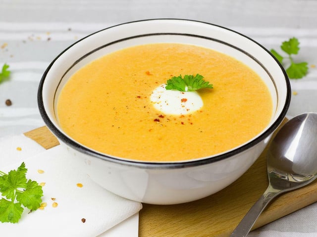 Rezepte mit Karotten umfassen zum Beispiel leichte Suppen und Salate.
