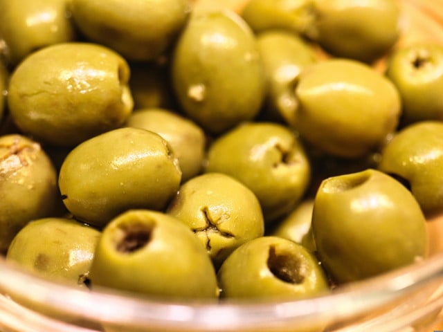 Olivenhummus: Veganes Rezept Oliven geben dem Hummus eine mediterrane Note.