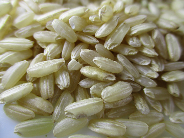 Für das Spinat-Risotto kannst du Arborio-Reis oder eine andere Risotto-Reissorte verwenden. Milchreis funktioniert auch.