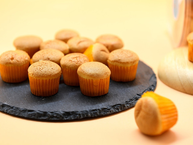Fülle den Teig in Muffin-Förmchen und backe den Chai-Kuchen als Cupcakes.