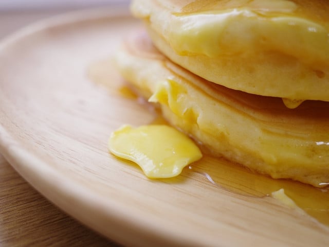 Vegane Pancakes dürfen bei einem ausgiebigen Frühstück nicht fehlen.