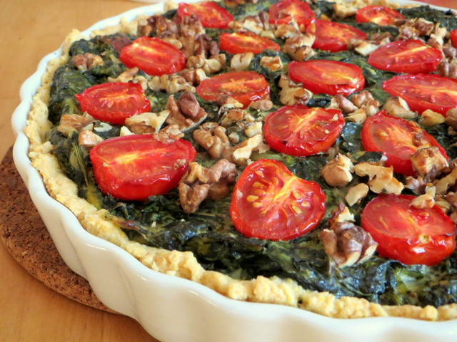 Rezept für vegane Quiche mit Spinat und Cherrytomaten Tomaten geben der veganen Spinatquiche eine säuerliche Note, Walnüsse sorgen für Biss.