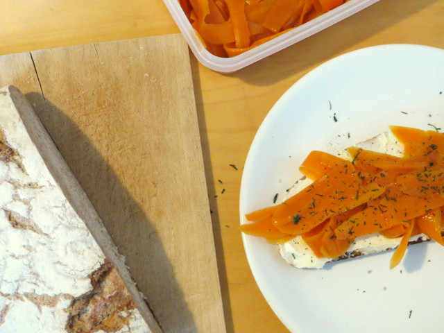 Karottenlachs: Das Rezept Karottenlachs schmeckt gut auf Brot mit (veganem) Sauerrahm.