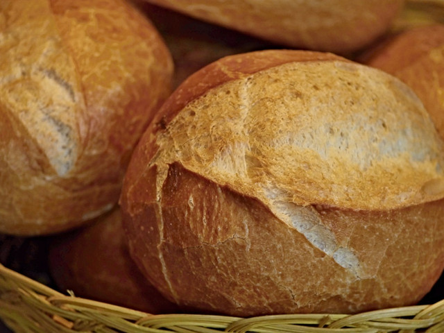Mitternachtssuppe: Servier- und Variationsmöglichkeiten Gut als Beilage passen Brötchen zur Mitternachtssuppe.