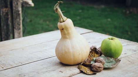 Kürbissalat mit Apfel und Walnüssen: Einfaches Rezept