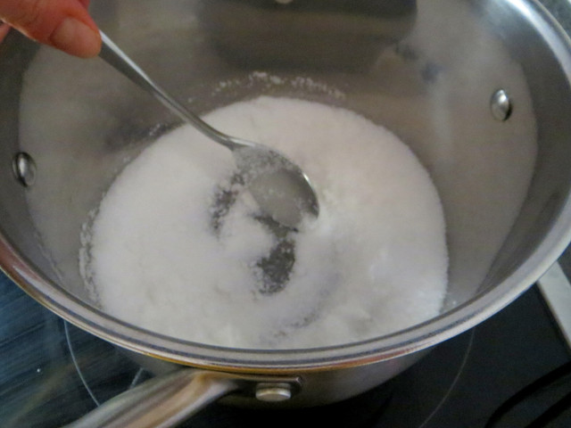 Erwärme den Zucker in einem Topf.