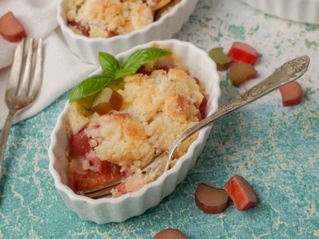 So bereitest du den Rhabarber-Crumble zu Rhabarber-Crumble ist ein erfrischendes Dessert.
