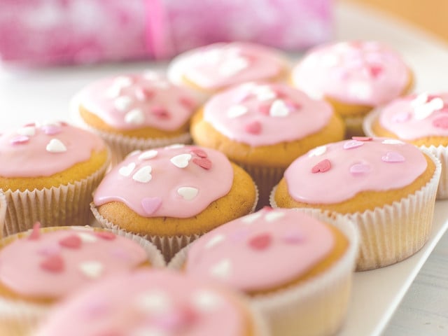 Rhabarber-Muffins: Vegane Variante Wenn du möchtest, kannst du die Rhabarber-Muffins mit einer Glasur verzieren.