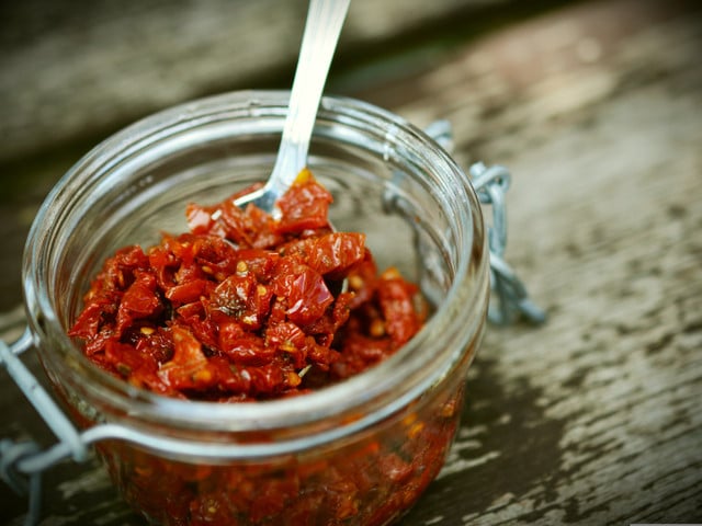 Hummus mit getrockneten Tomaten: Veganes Rezept Hummus mit getrockneten Tomaten schmeckt besonders aromatisch.