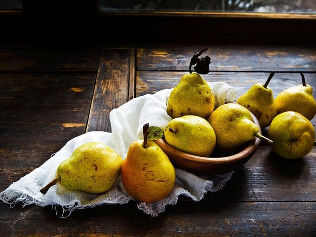 Du kannst Birne Helene aus ganzen oder halbierten Birnen zubereiten.