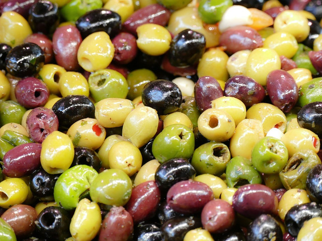 Oliven passen sehr gut in einen griechischen Kartoffelsalat.