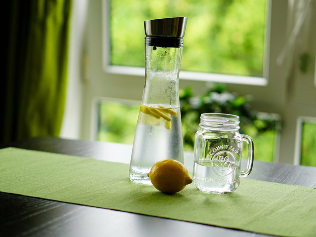 Die restliche Zitrone, die beim Chicorée Grillen übrig bleibt, kannst du für ein Erfrischungsgetränk verwenden.