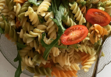 Mediterraner Nudelsalat