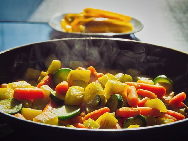 Gemüse einkaufen: Saisonal, regional und wenn möglich bio Die vegane Füllung für das Pirogge-Rezept kannst du nach deinem Geschmack zusammenstellen.