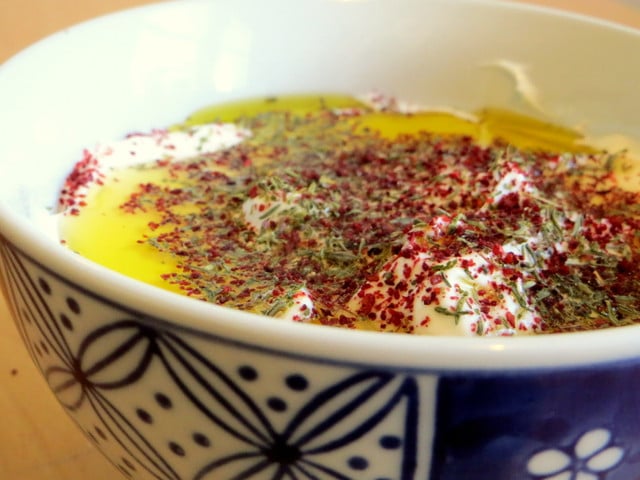 Traditionell serviert man Labneh mit Olivenöl und Za'atar.