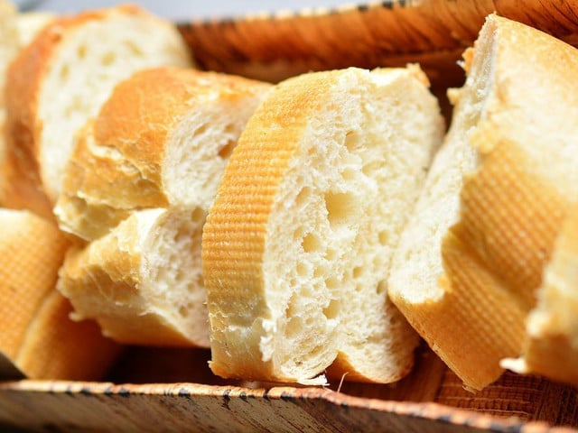 Verwende Baguette oder Brot deiner Wahl für die Pilz-Bruschetta. 