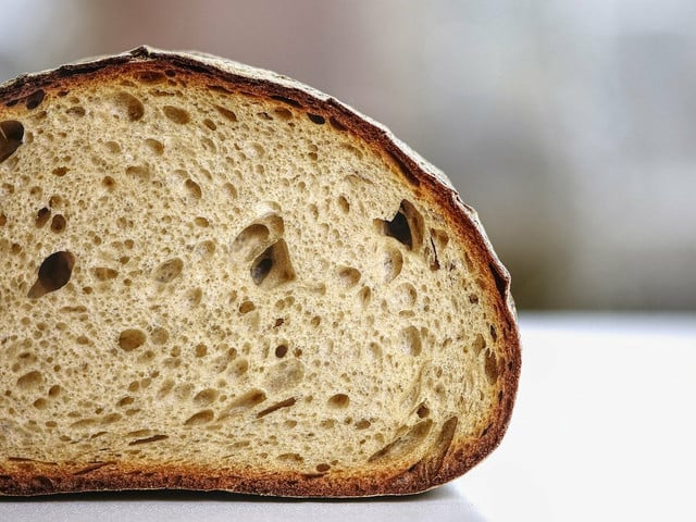 Brot aus dem Topf ist außen knusprig und innen weich und saftig.