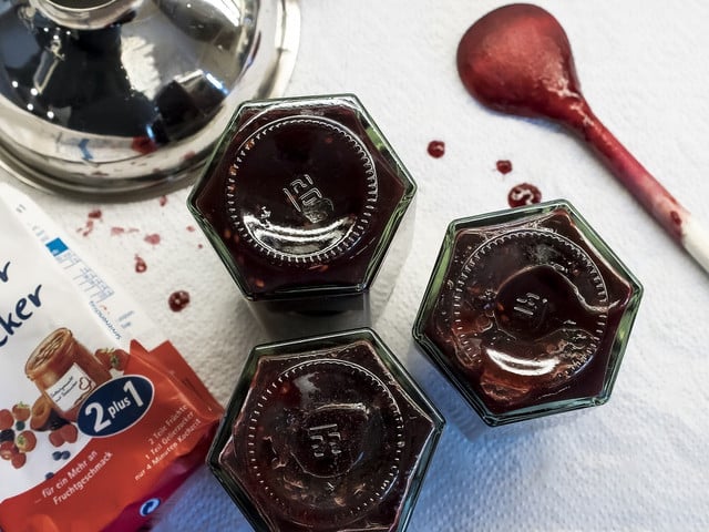 Die Holunderbeeren-Marmelade kannst du wahlweise mit oder ohne Gelierzucker zubereiten.