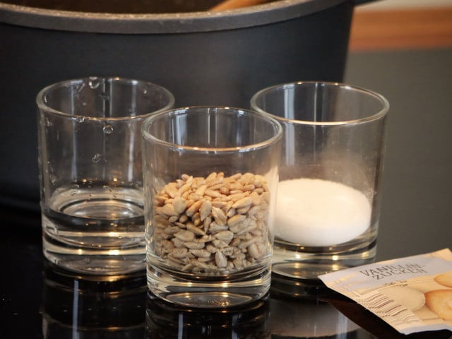 Für die gebrannten Sonnenblumenkerne brauchst du nur wenige Zutaten.