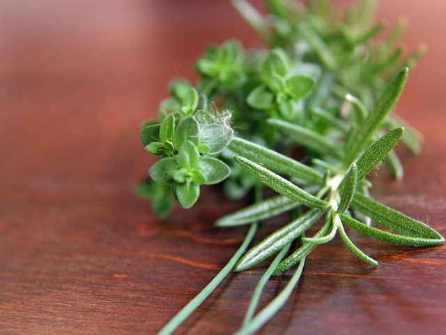 Rosmarin: Die besondere Plätzchen-Zutat Rosmarin ist ein beliebtes Küchenkraut und wird gerne als Heilpflanze verwendet.