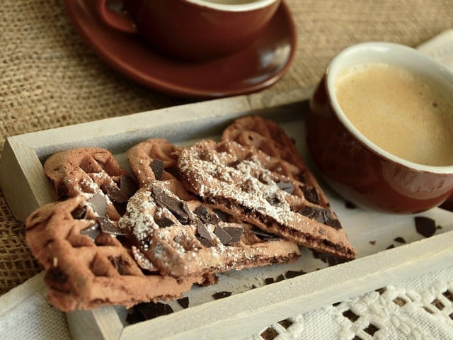 Haferflocken-Waffeln: Rezept für die knusprigen Waffeln Haferflocken-Waffeln kannst du auch mit Kakao oder Schokolade verfeinern.
